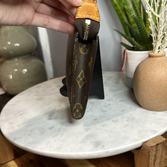 Louis Vuitton Monogram Bucket Pouch - Picture 5 of 15